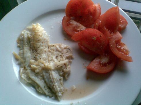 Grilled plaice fillet with a raw tomato